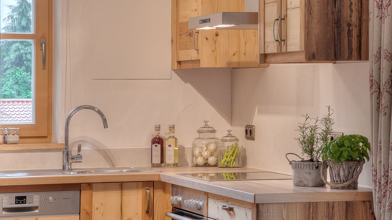 Vollausgestattete Küche in Altholzqualität Vollausgestattete Küche in Altholzqualität